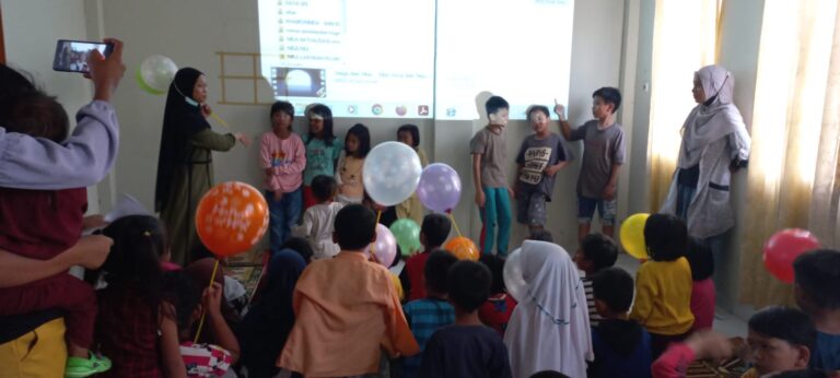 Prodi BPI IAIN Kendari Laksanakan PKM Riset “Mushalla Sekolahku” di Komunitas Anak Pasar Baruga