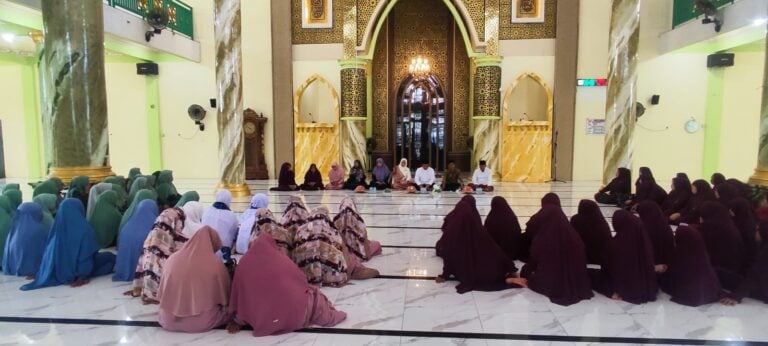 Perkuat Peran Ibu sebagai Madrasatul Ula, Prodi Manajemen Dakwah FUAD IAIN Kendari Gelar Pengabdian  Kepada Masyarakat di Buton Tengah